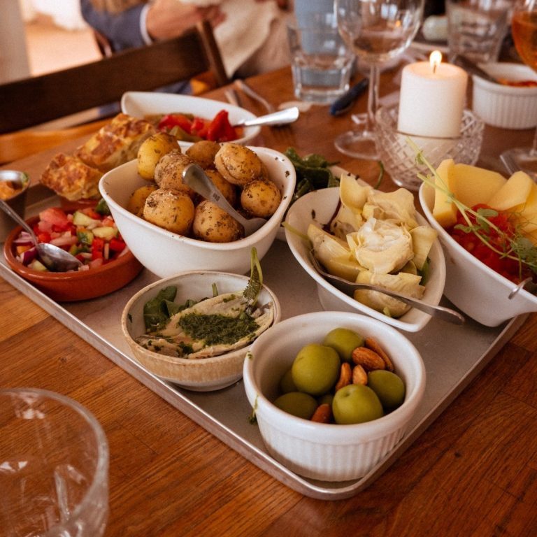 Mallorquinische Tapas im Illeta Mallorqui Tapas-Auswahl auf einem Holztisch im Illeta Mallorqui
